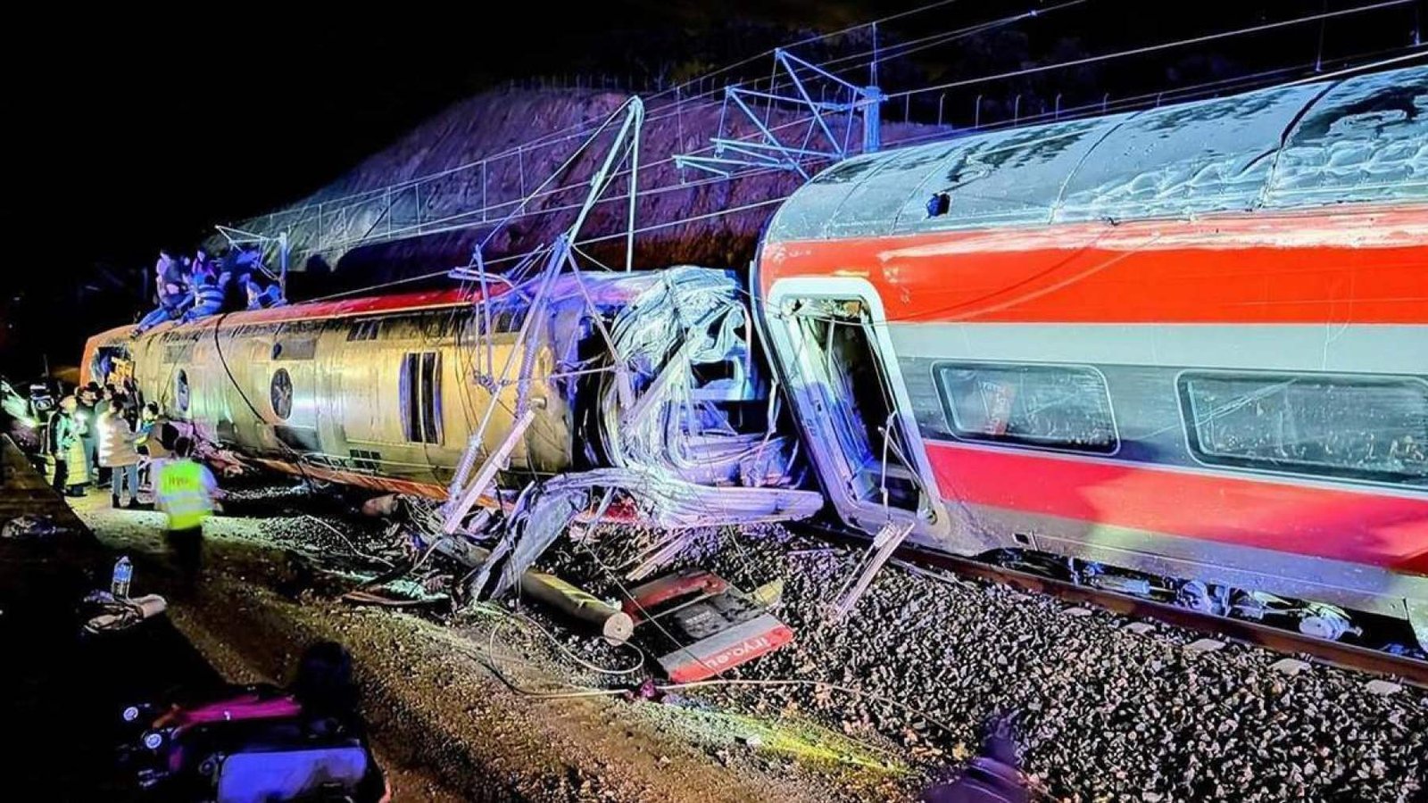 Al menos 39 muertos tras el choque entre dos trenes en Córdoba por culpa de un descarrilamiento.