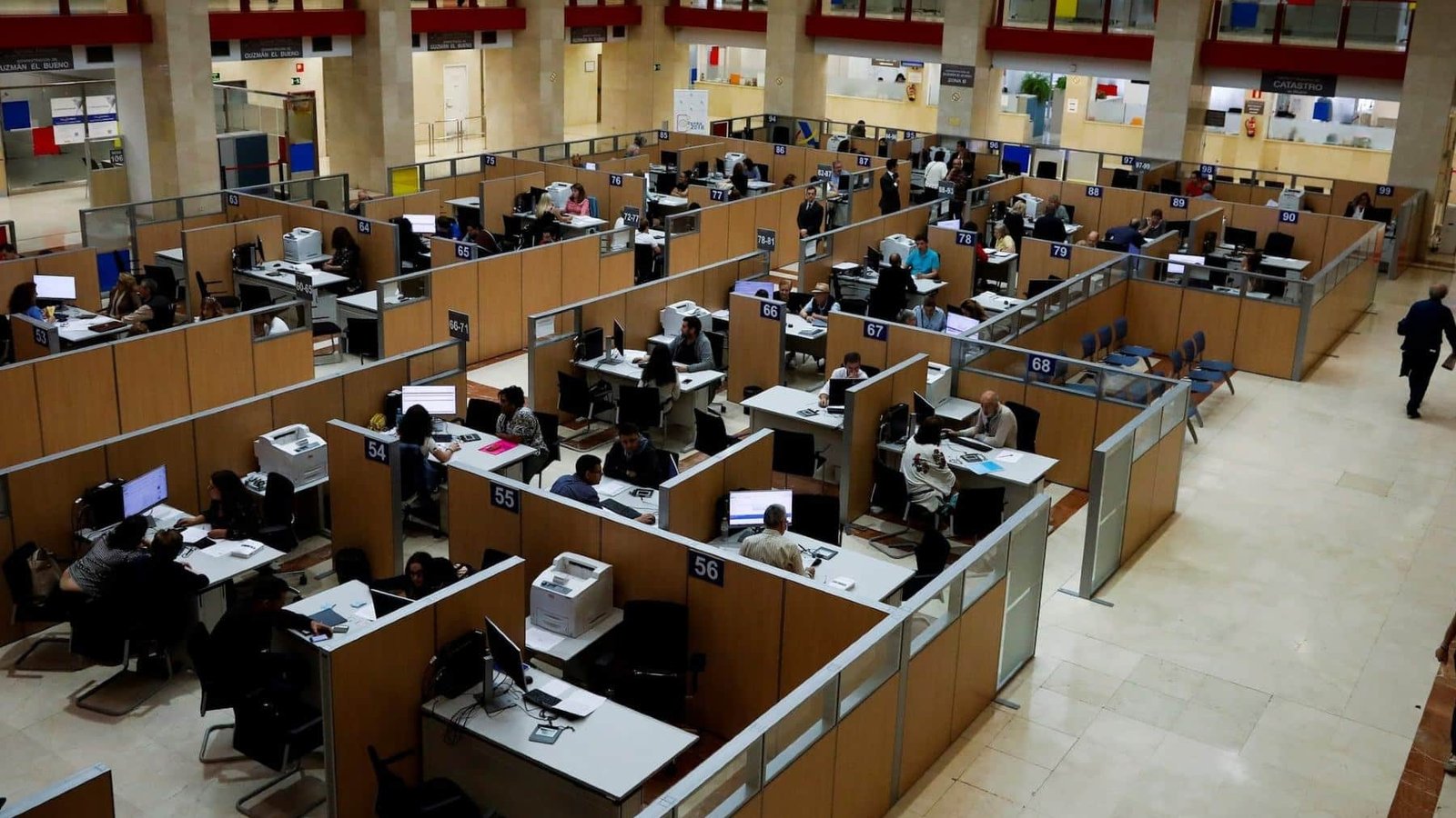 El Gobierno reducirá a 35 horas la jornada de los funcionarios a partir del mes de febrero