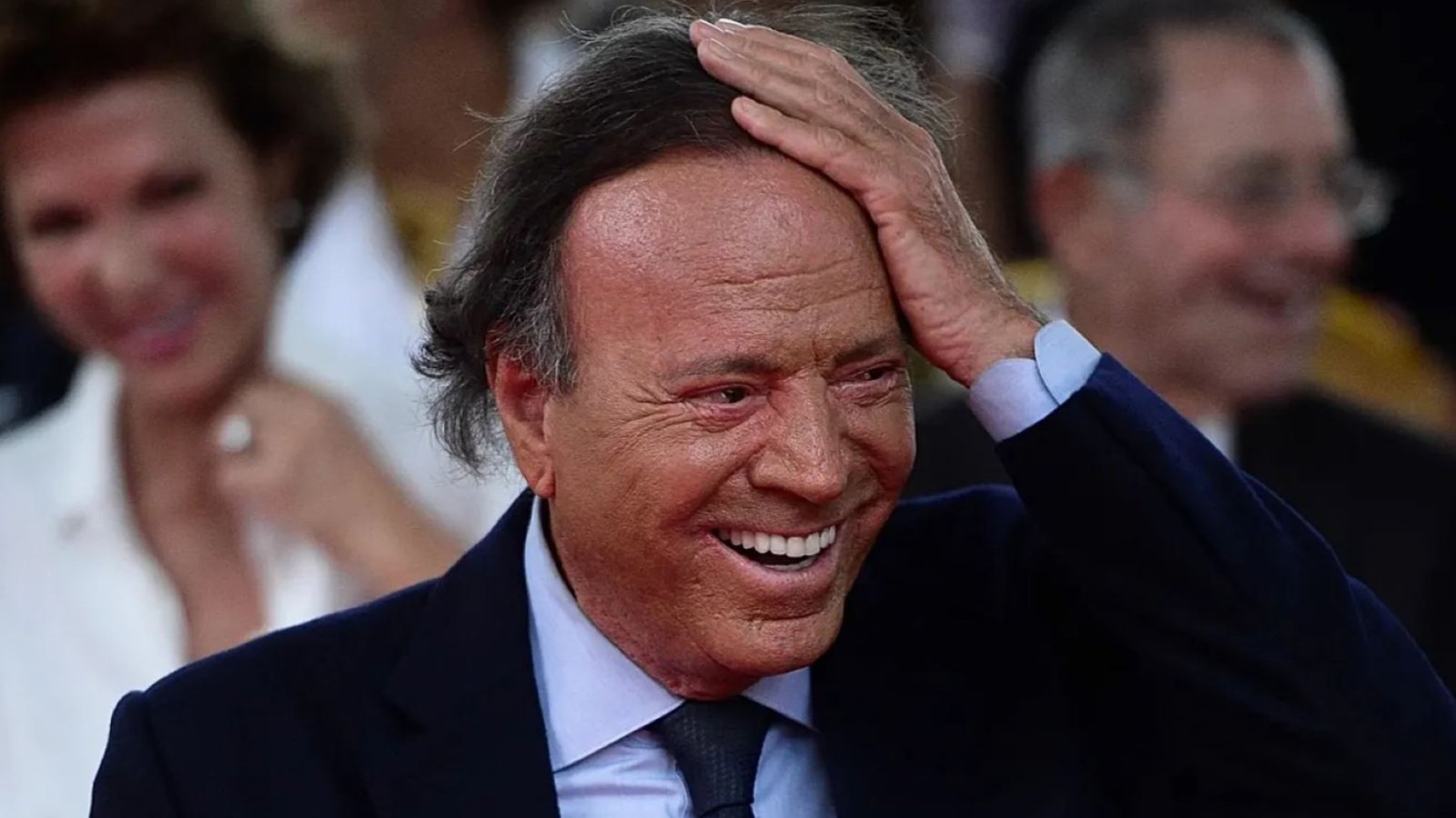 Julio Iglesias, acusado de acoso sexual y "preocupado" por su imagen.