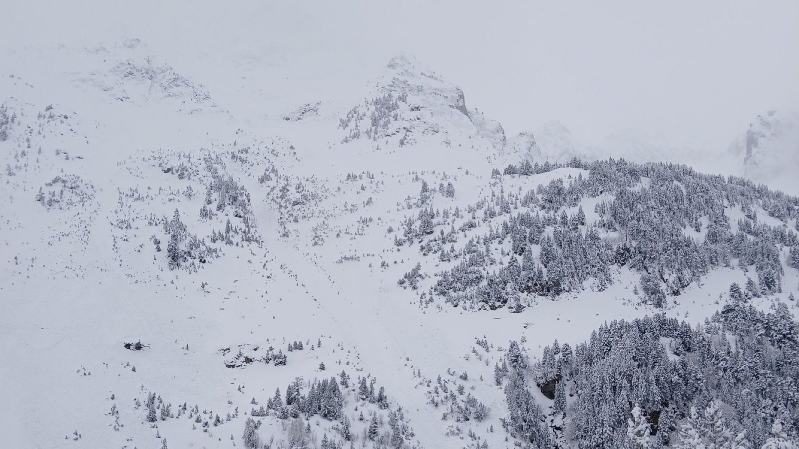 La borrasca Ingrid pone en alerta a 14 comunidades autónomas por nieve, viento y fuerte oleaje.