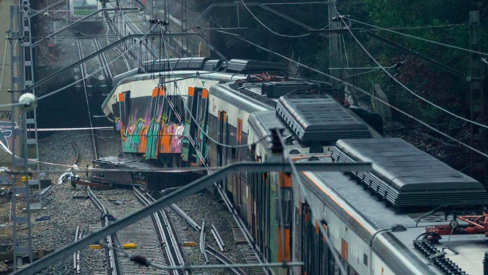 Fallece el maquinista de un tren de Rodalies en un accidente en Barcelona que se salda con decenas de heridos.