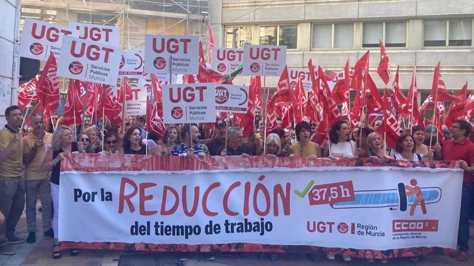 El Gobierno retrasa la jornada a 35 horas de los funcionarios y los sindicatos muestran su enfado.