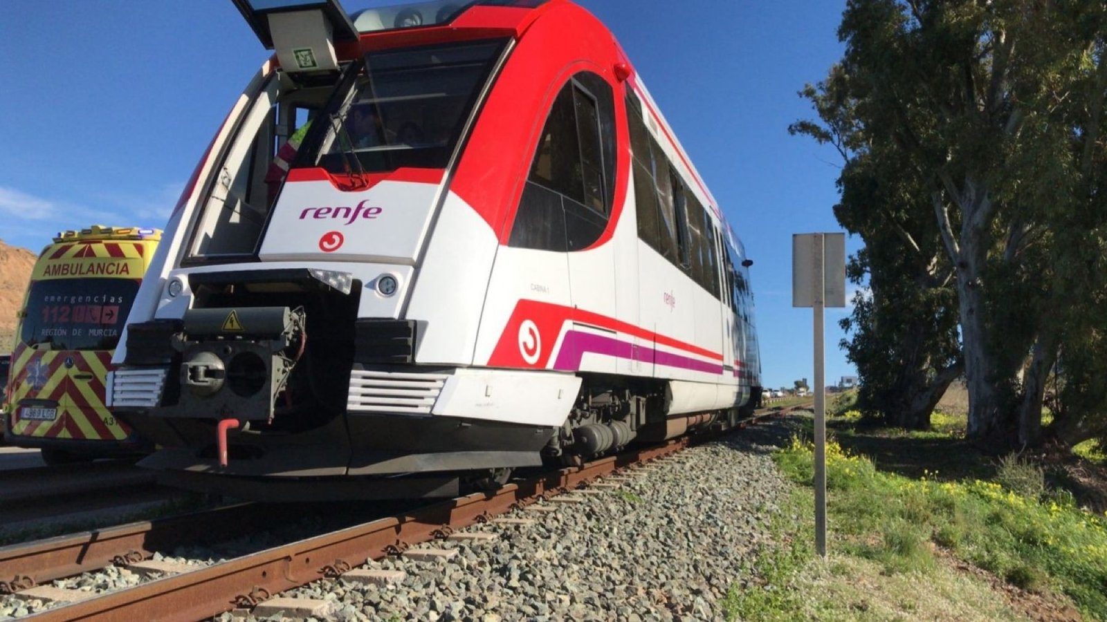 Nuevo accidente ferroviario: seis heridos por la colisión de un tren y una grúa en Murcia.