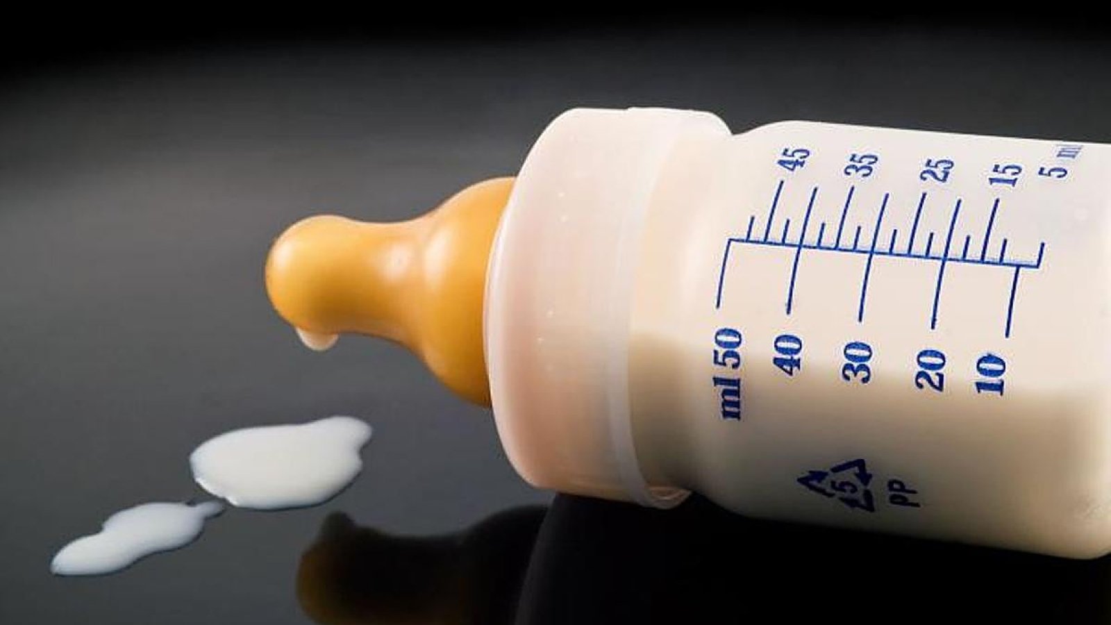 Alerta alimentaria en España: 5 bebés intoxicados obligan a retirar varios lotes de leche infantil por posibles toxinas.