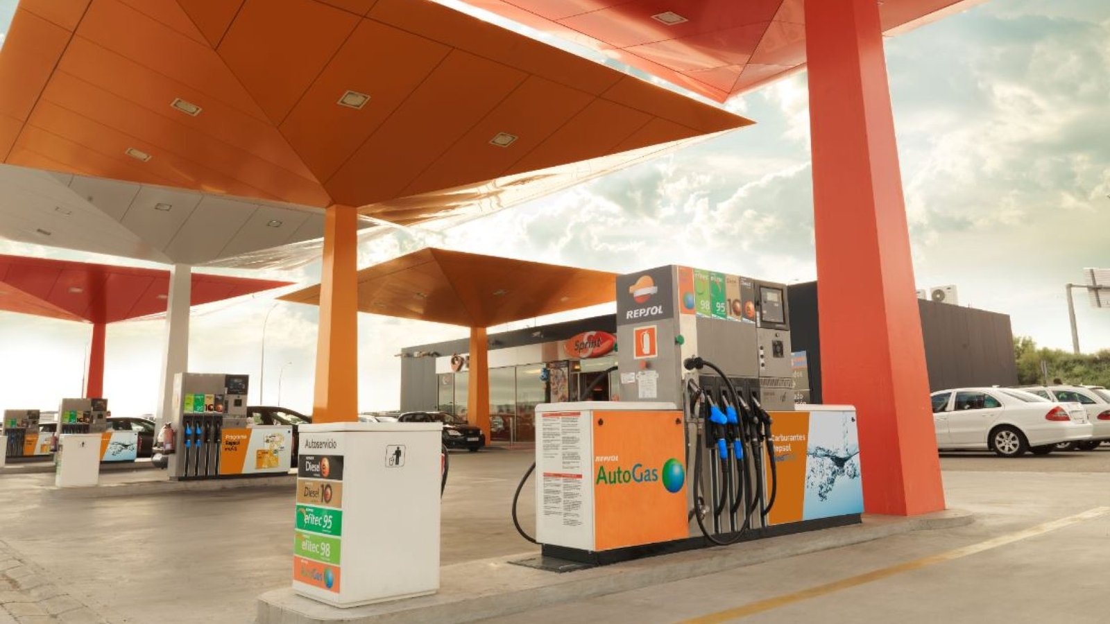 Competencia sanciona a Grupo Repsol por 'utilizar' la invasión de Ucrania para subir los precios.