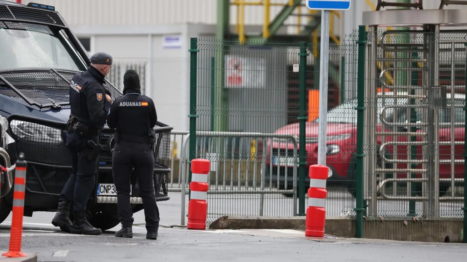 La Policía Nacional registra una siderurgia en el País Vasco por posible contrabando de acero a Israel.