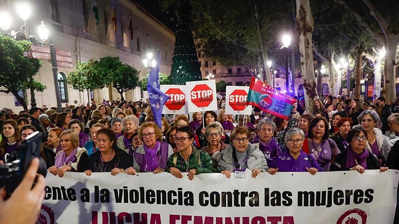 Los últimos crímenes machistas en Tenerife y Navarra aumentan las víctimas a diez mujeres y dos niños asesinados.