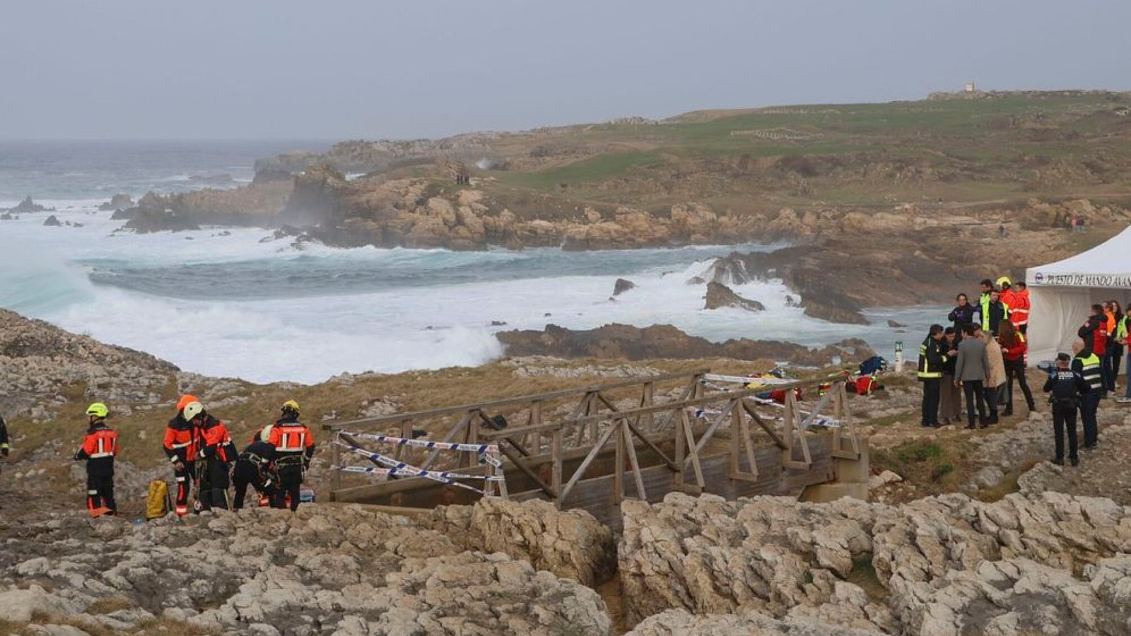 Cinco fallecidos en Santander al venirse abajo una pasarela sobre el mar en El Bocal.
